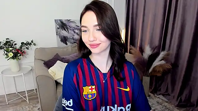 Snapshot of GracefulLook chatting on 09.18.25 GracefulLook online show from 09.18.25