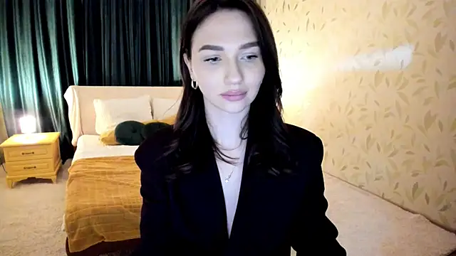 Snapshot of GracefulLook chatting on 10.04.25 GracefulLook online show from 10.04.25