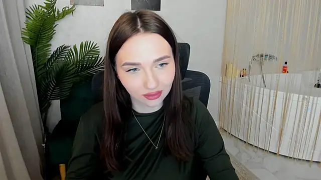 Snapshot of GracefulLook chatting on 11.18.25 GracefulLook online show from 11.18.25