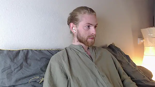 Snapshot of Damien_Bi chatting on 10.24.25 Damien Bi online show from 10.24.25