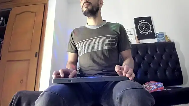 Snapshot of JohanyLatino chatting on 01.14.25 JohanyLatino online show from 01.14.25