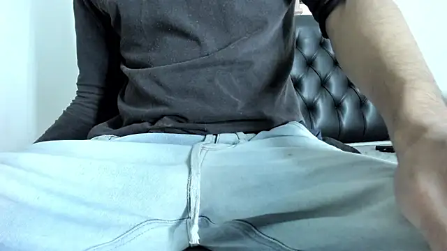 Snapshot of JohanyLatino chatting on 02.05.25 JohanyLatino online show from 02.05.25