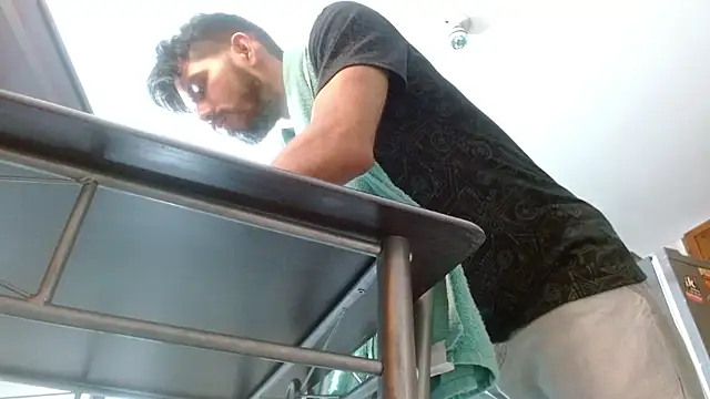 Snapshot of JohanyLatino chatting on 02.21.25 JohanyLatino online show from 02.21.25