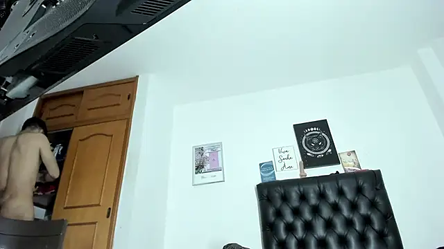 Snapshot of JohanyLatino chatting on 02.21.25 JohanyLatino online show from 02.21.25