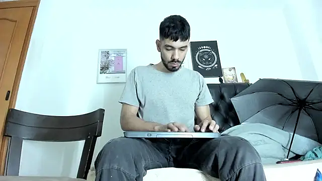 Snapshot of JohanyLatino chatting on 02.25.25 JohanyLatino online show from 02.25.25