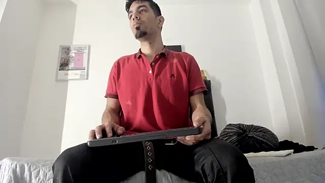 Snapshot of JohanyLatino chatting on 03.11.25 JohanyLatino online show from 03.11.25