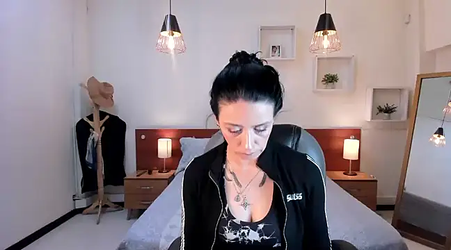 Snapshot of Kristen_Garner chatting on 12.20.24 Kristen Garner online show from 12.20.24