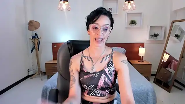 Snapshot of Kristen_Garner chatting on 01.11.25 Kristen Garner online show from 01.11.25