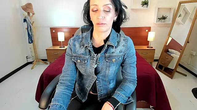Snapshot of Kristen_Garner chatting on 02.04.25 Kristen Garner online show from 02.04.25