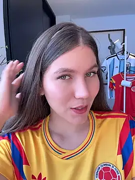 Snapshot of AmelieLaurent_ chatting on 06.18.26 AmelieLaurent online show from 06.18.26