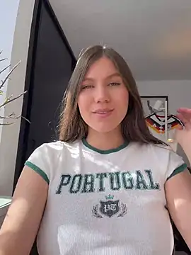 Snapshot of AmelieLaurent_ chatting on 06.23.26 AmelieLaurent online show from 06.23.26
