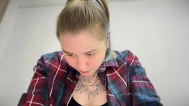 Snapshot of Isabel-Bailey chatting on 10.03.25 Isabel-Bailey online show from 10.03.25