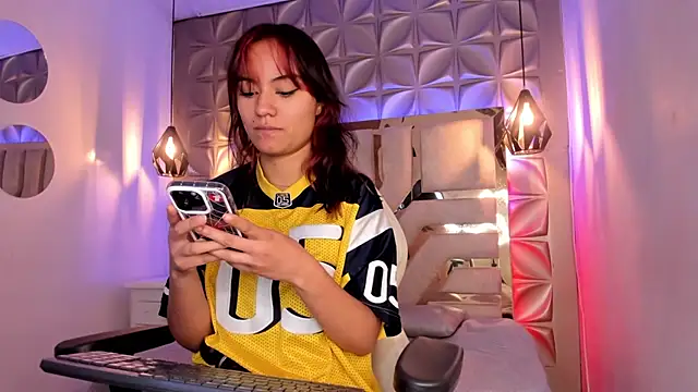 Snapshot of nahia_low chatting on 02.17.25 nahia low online show from 02.17.25