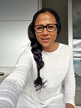 Snapshot of Allana_Squirt chatting on 11.18.25 Allana Squirt online show from 11.18.25