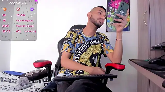 Snapshot of Aron_Baylor chatting on 09.28.25 Aron Baylor online show from 09.28.25