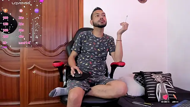 Snapshot of Aron_Baylor chatting on 10.11.25 Aron Baylor online show from 10.11.25