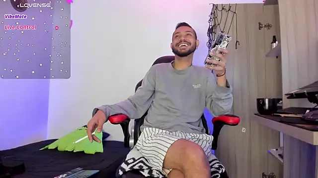 Snapshot of Aron_Baylor chatting on 10.14.25 Aron Baylor online show from 10.14.25