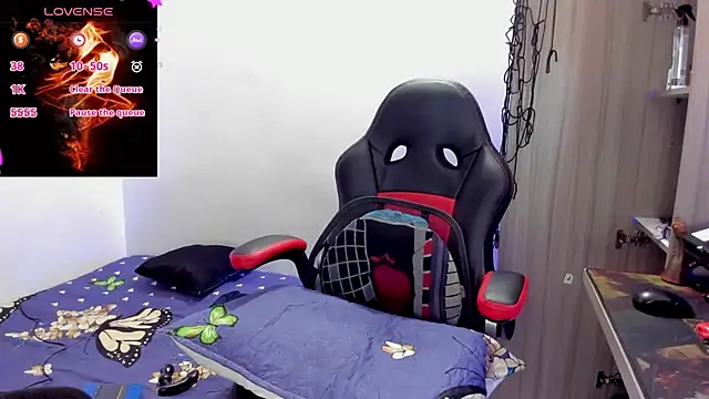 Snapshot of Aron_Baylor chatting on 10.19.25 Aron Baylor online show from 10.19.25