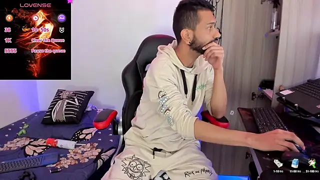 Snapshot of Aron_Baylor chatting on 10.23.25 Aron Baylor online show from 10.23.25