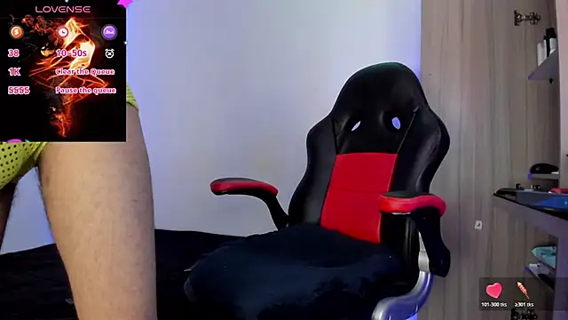 Snapshot of Aron_Baylor chatting on 10.25.25 Aron Baylor online show from 10.25.25