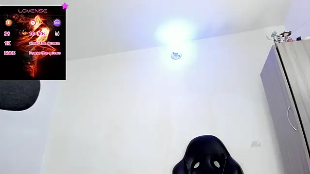 Snapshot of Aron_Baylor chatting on 11.12.25 Aron Baylor online show from 11.12.25