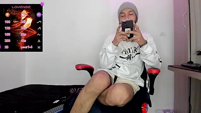 Snapshot of Aron_Baylor chatting on 11.16.25 Aron Baylor online show from 11.16.25