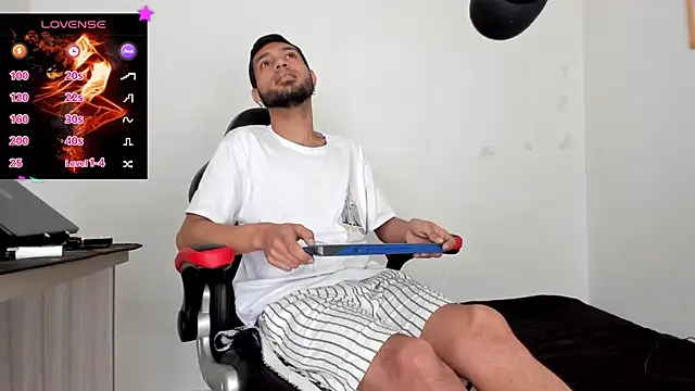 Snapshot of Aron_Baylor chatting on 11.21.25 Aron Baylor online show from 11.21.25