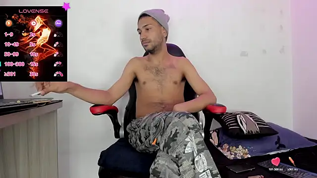 Snapshot of Aron_Baylor chatting on 12.05.25 Aron Baylor online show from 12.05.25