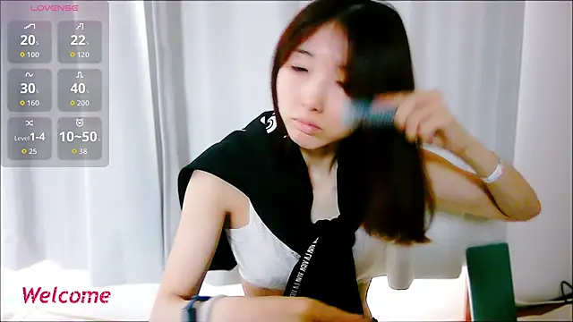 Snapshot of Love_me_Eri_ chatting on 10.06.25 Love me Eri  online show from 10.06.25