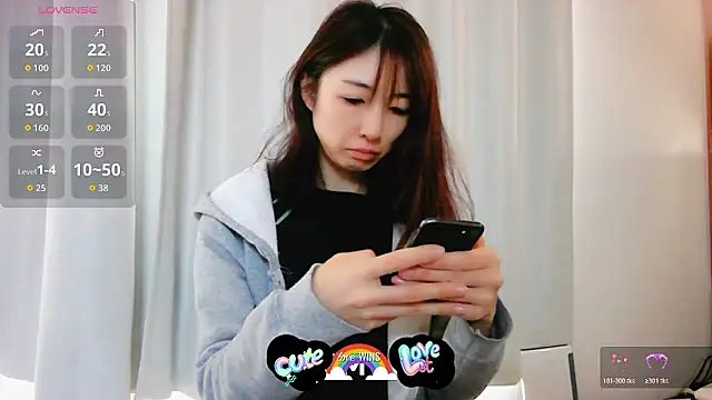 Snapshot of Love_me_Eri_ chatting on 11.19.25 Love me Eri online show from 11.19.25