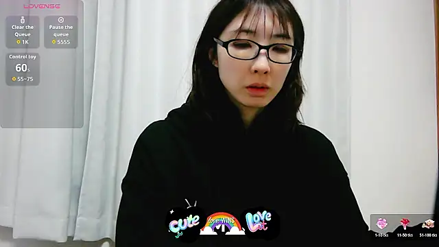 Snapshot of Love_me_Eri_ chatting on 12.20.25 Love me Eri online show from 12.20.25