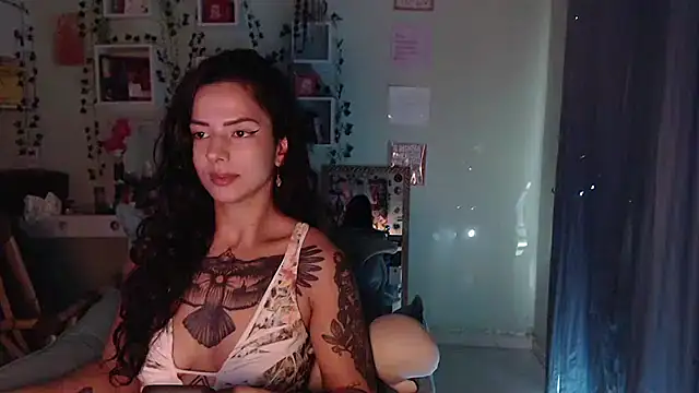 Snapshot of BeellyDance chatting on 04.23.26 BeellyDance online show from 04.23.26