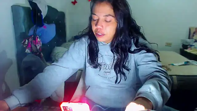 Snapshot of AmaraRoberts420 chatting on 11.19.25 AmaraRoberts420 online show from 11.19.25