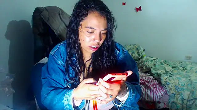 Snapshot of AmaraRoberts420 chatting on 11.28.25 AmaraRoberts420 online show from 11.28.25