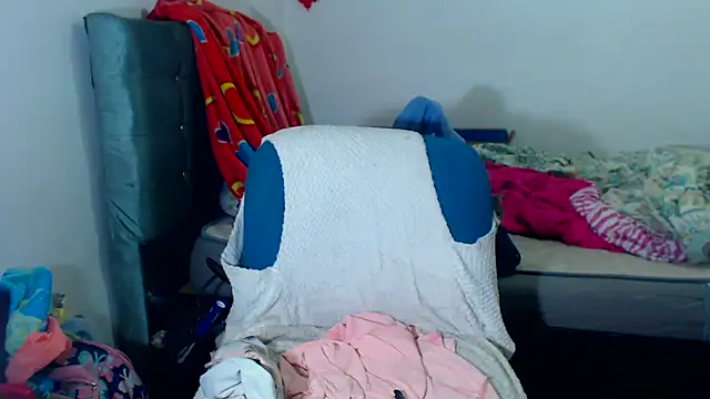 Snapshot of AmaraRoberts420 chatting on 12.14.25 AmaraRoberts420 online show from 12.14.25