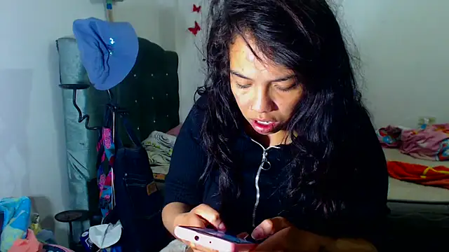 Snapshot of AmaraRoberts420 chatting on 12.14.25 AmaraRoberts420 online show from 12.14.25