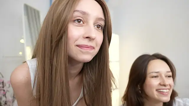 VivianLy  online show from 12.05.24