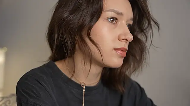 VivianLy  online show from 01.24.25