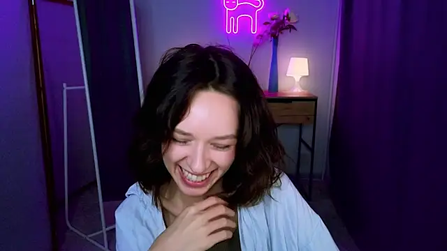 VivianLy  online show from 02.02.25