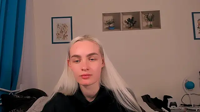 Snapshot of OliviaKisss chatting on 05.18.26 OliviaKisss online show from 05.18.26