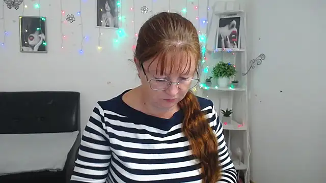 VanessaHotts online show from 10.13.25