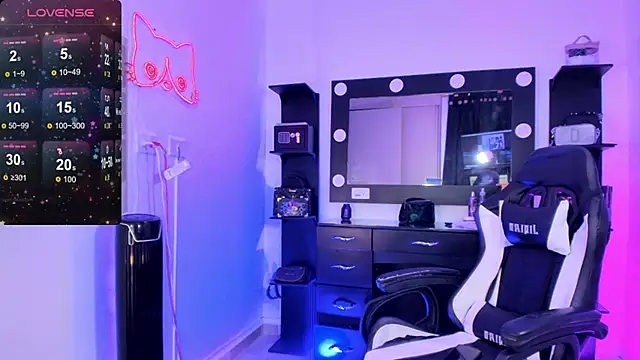 Snapshot of miss_kitty chatting on 12.15.24 miss kitty online show from 12.15.24