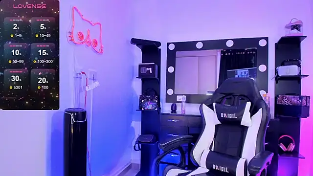 Snapshot of miss_kitty chatting on 12.20.24 miss kitty online show from 12.20.24