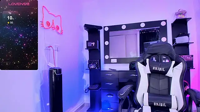 Snapshot of miss_kitty chatting on 02.05.25 miss kitty online show from 02.05.25