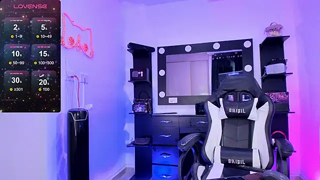 Snapshot of miss_kitty chatting on 02.14.25 miss kitty online show from 02.14.25