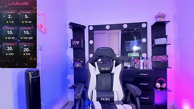 Snapshot of miss_kitty chatting on 02.15.25 miss kitty online show from 02.15.25