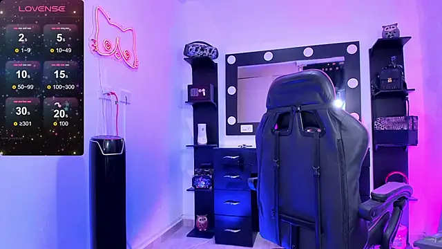 Snapshot of miss_kitty chatting on 10.11.25 miss kitty online show from 10.11.25