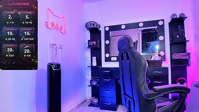 Snapshot of miss_kitty chatting on 10.15.25 miss kitty online show from 10.15.25