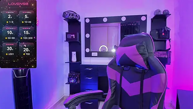 Snapshot of miss_kitty chatting on 12.18.25 miss kitty online show from 12.18.25