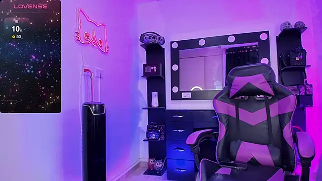 Snapshot of miss_kitty chatting on 12.23.25 miss kitty online show from 12.23.25